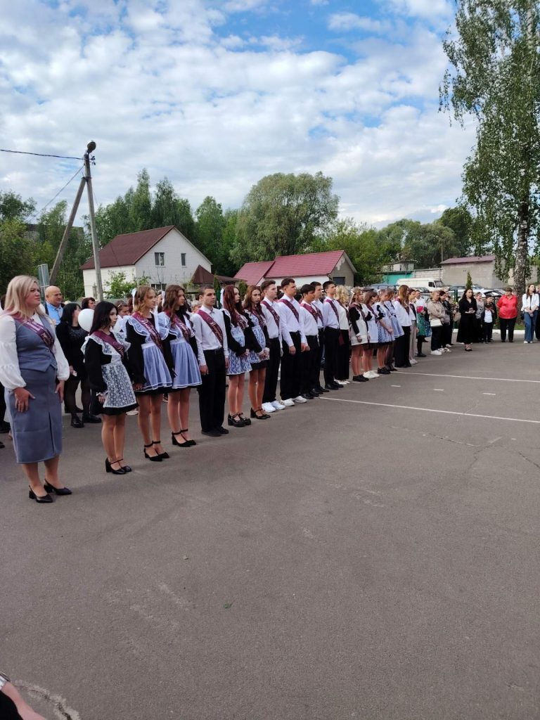 Торжественная линейка, посвященная окончанию года